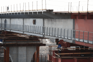 В Волгограде на путепроводе №8 монтируют новые тротуары