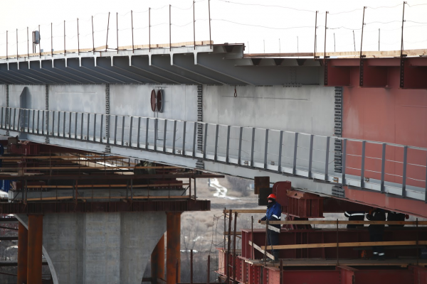 В Волгограде на путепроводе №8 монтируют новые тротуары