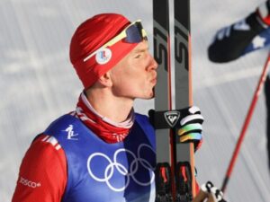Александр Большунов завоевал серебро в лыжной гонке на 15 км