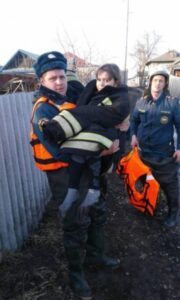 В Волгоградской области сотрудники МЧС спасли провалившегося под лед ребенка