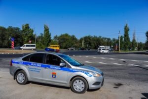 Под Волгоградом лишенный прав 26-летний мотоциклист протаранил забор