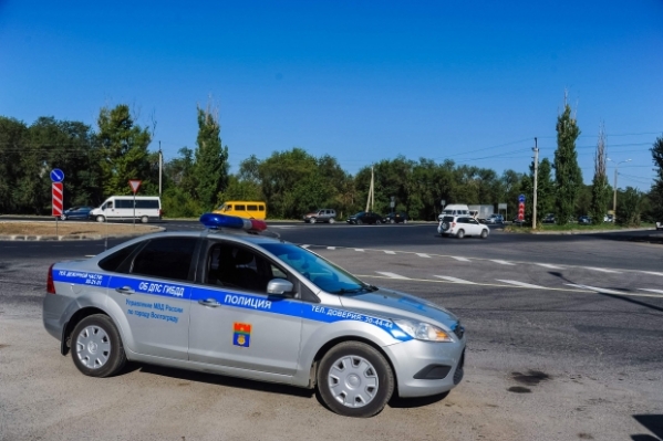 Под Волгоградом лишенный прав 26-летний мотоциклист протаранил забор