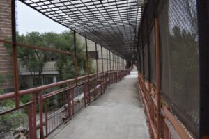 На «Красном Октябре» отремонтировали пешеходную эстакаду