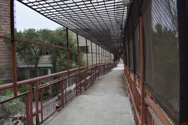 На «Красном Октябре» отремонтировали пешеходную эстакаду