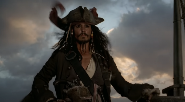 Актер Джонни Депп в костюме Джека Воробья посетил детей в испанской больнице