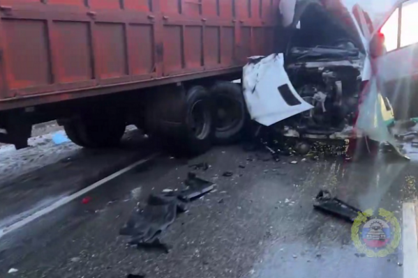 Один человек погиб и шесть пострадали в ДТП с КамАЗом под Волгоградом