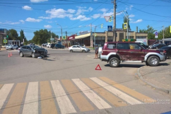 В ДТП в центре Волгограда пострадала мать с двумя детьми