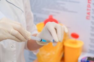 Вакцинация губернатора Бочарова через рубашку оказалась фейком