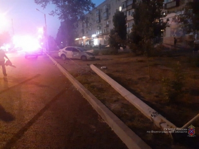 Под Волгоградом «Рено» врезался в столб: погиб 27-летний водитель