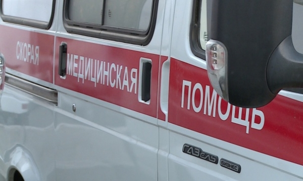 Под Волгоградом водитель «Лады» врезался в дерево: пострадали 2 человека