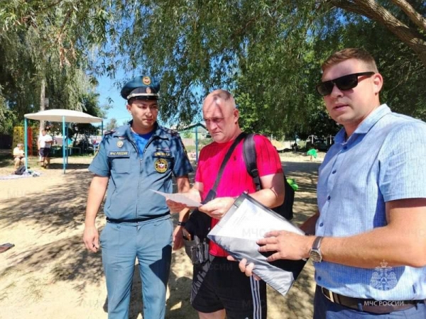 Волгоградские спасатели отвели домой купавшихся без присмотра детей