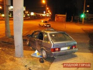 В Волгограде «девятка» протаранила бетонный столб освещения