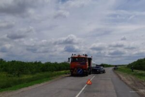 Иномарка на буксире протаранила КамАЗ под Волгоградом