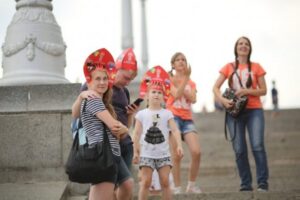 В Волгограде на фан-фесте отмечают праздник семьи и смотрят матч Англия – Швеция