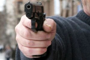 Конфликт в продуктовом магазине Волгограда закончился перестрелкой