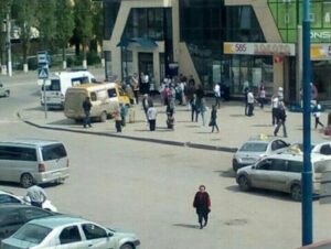 Маршрутка врезалась в толпу людей у кинотеатра в Волжском: есть пострадавшие