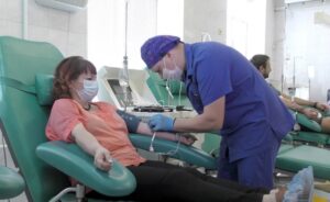 Волгоградским больницам выдали более тысячи литров антиковидной плазмы