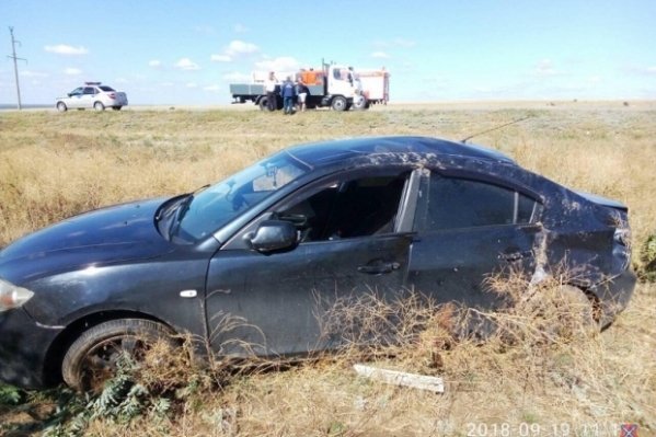 Двое взрослых и ребенок перевернулись на «Мазде» под Волгоградом