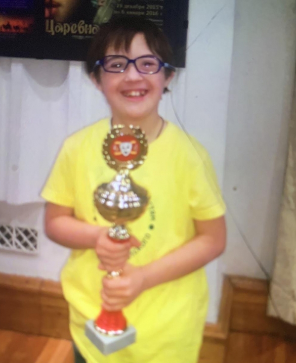 «Солнечный» парень успешно играет в театре и танцует