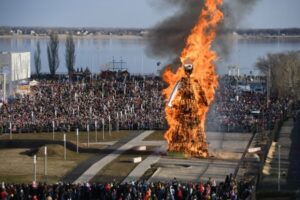 В центре Волгограда сожгли 14-метровое чучело Масленицы