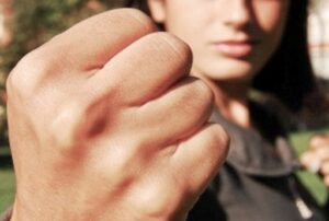 37-летняя волгоградка ударила 14-летнего подростка за сына