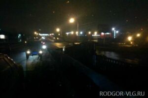 На юге Волгограда «шестёрка» въехала в парапет: двое пострадавших