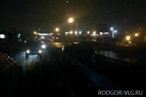 На юге Волгограда «шестёрка» въехала в парапет: двое пострадавших