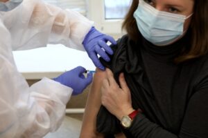 В Волгограде от коронавируса прививают учителей и соцработников