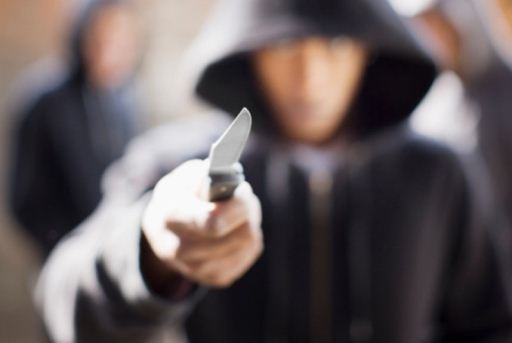 В Волгограде 17-летний студент колледжа угрожал полицейскому ножом