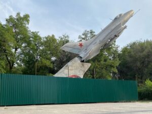 В Волгограде самолет-памятник МиГ-21 готовят к реставрации