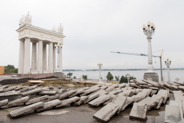 На Центральной набережной Волгограда возводят новые подпорные стены