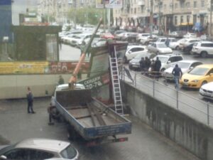 В Волгограде демонтируют билборд, который снес ветер