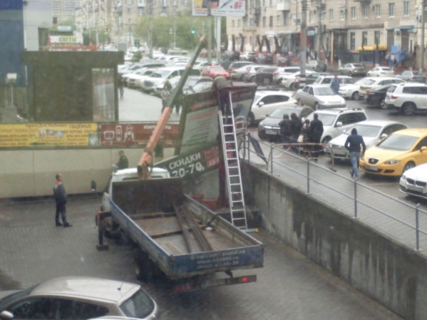 В Волгограде демонтируют билборд, который снес ветер