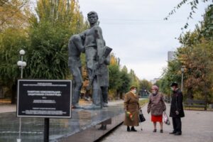 В центре Волгограда отремонтируют памятник комсомольцам