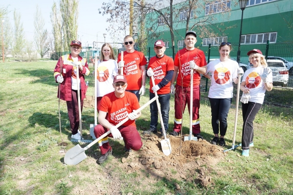 Волжские пивовары вышли на субботник и высадили 200 деревьев