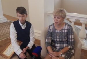Маленький герой: 13-летний мальчик получил награду за спасение мамы от смерти