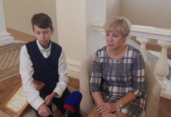 Маленький герой: 13-летний мальчик получил награду за спасение мамы от смерти