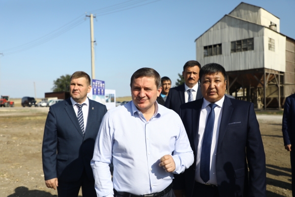 Глава региона Бочаров встретился с фермерами Ольховского района