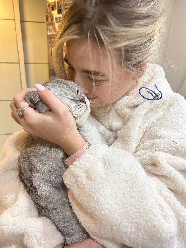 Блогер из Волгограда Аня Покров расплакалась из-за смерти любимого кота