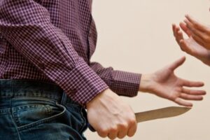 18-летний разбойник изрезал ножом двух девушек в Волгограде