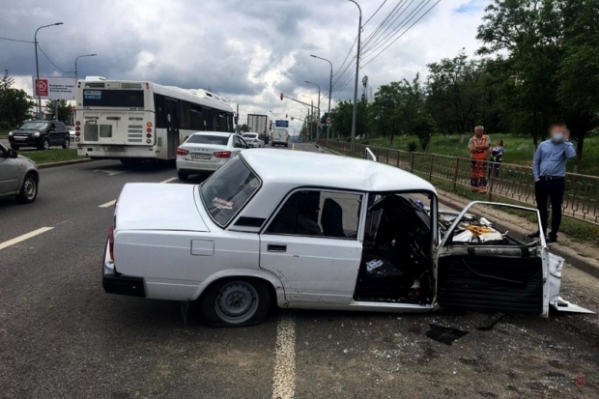 В Волгограде водитель ВАЗа врезался в столб и погиб