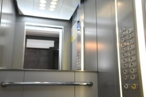 В Волгоградской области обновят около 700 лифтов в жилых домах