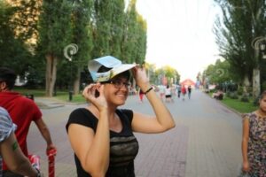 Поклонников футбола спасают от волгоградской жары водой и веерами