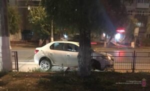 Волгоградец на «Рено» въехал в забор из-за инсульта