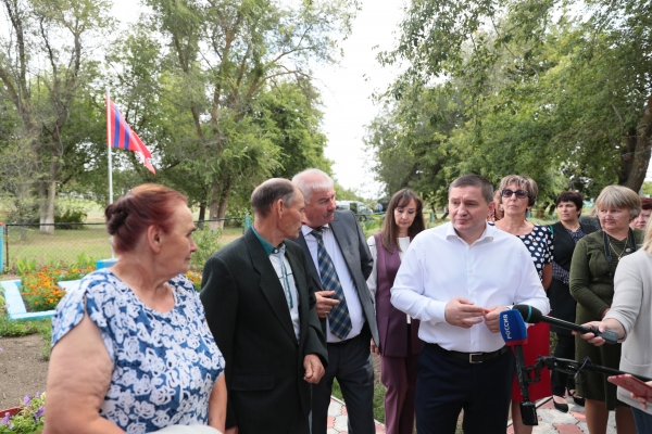 Бочаров проверил благоустройство села в Иловлинском районе