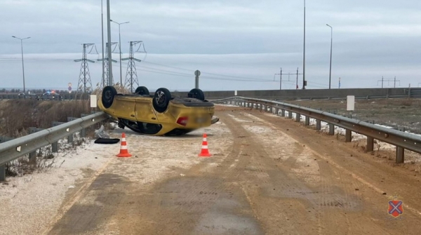 На трассе под Волгоградом опрокинулась иномарка