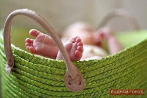 Младенца в сумке подкинули к родильному дому Волжского