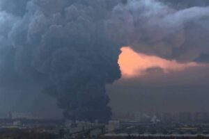 На землях Минобороны в Волгограде пожарные потушили полыхающее здание