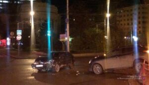 В центре Волгограда столкнулись 2 автомобиля