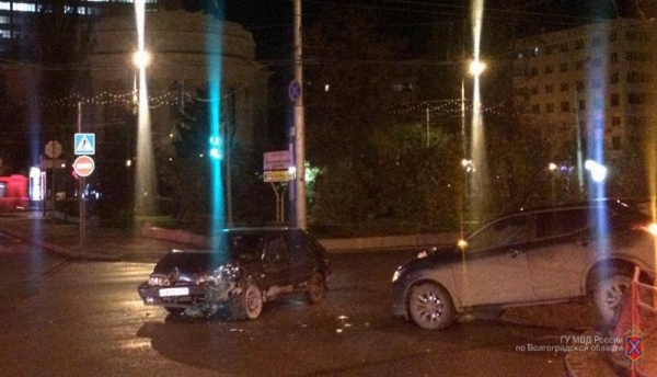 В центре Волгограда столкнулись 2 автомобиля